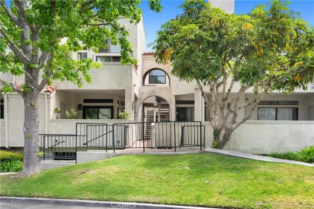 MLS: OC24104981 Condo For Sale