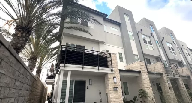 MLS: OC24107106 Condo For Sale