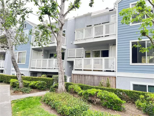 MLS: OC24109924 Condo For Sale