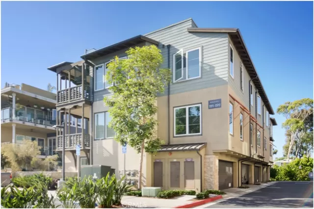 MLS: OC24113613 Condo For Sale