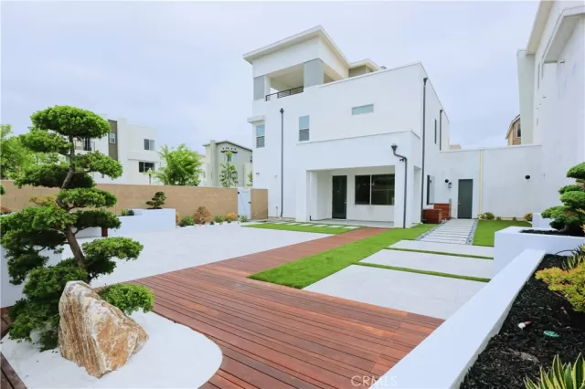 MLS: OC24114621 Condo For Sale