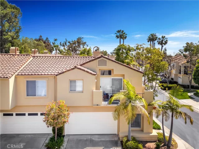 MLS: OC24114661 Condo For Sale