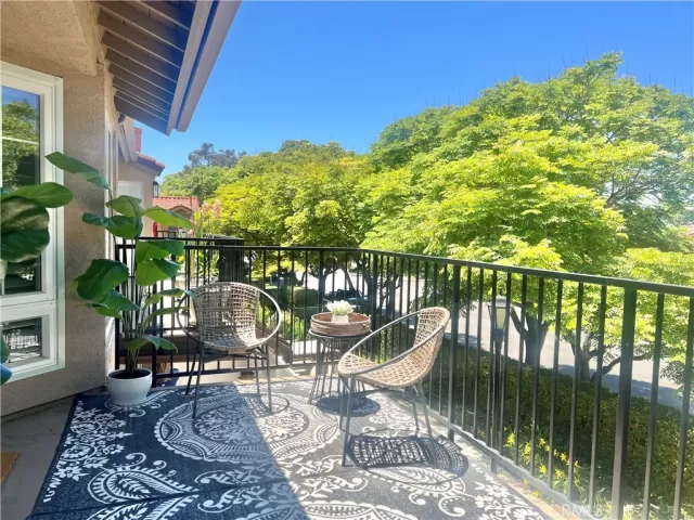 MLS: OC24114936 Condo For Sale