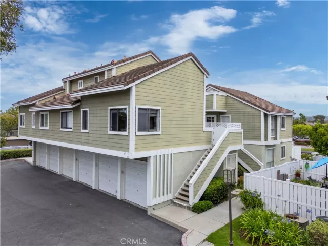 MLS: OC24118326 Condo For Sale