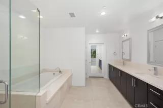 Photo #4: OC24128624 Listing