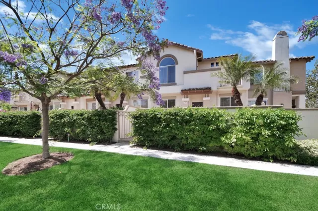 MLS: OC24131384 Condo For Sale