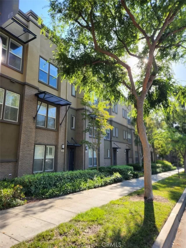 MLS: OC24131458 Condo For Sale