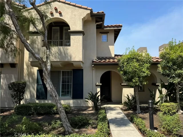 MLS: OC24133999 Condo For Sale