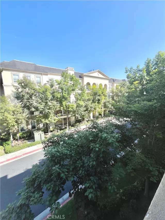 MLS: OC24135329 Condo For Sale