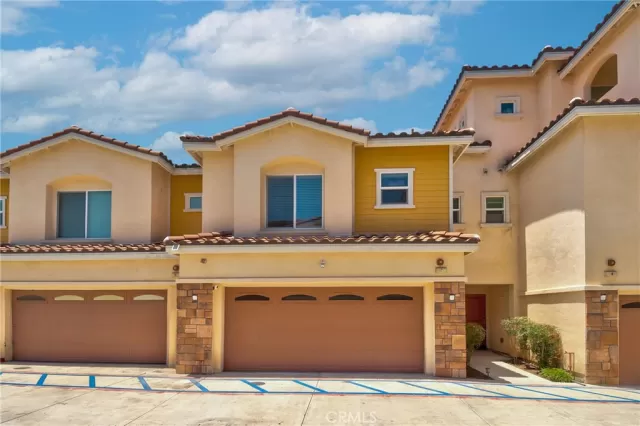 MLS: OC24135451 Condo For Sale