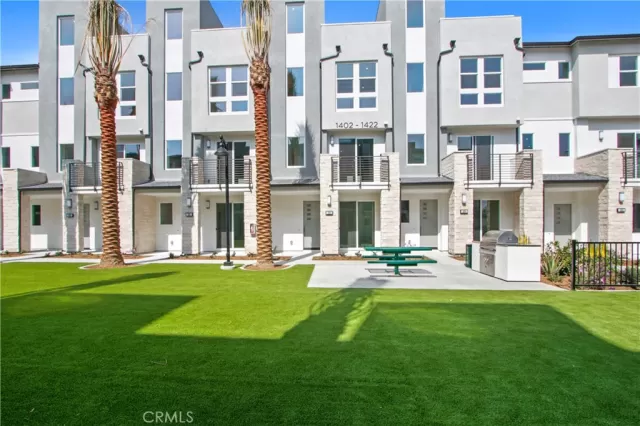 MLS: OC24138019 Condo For Sale