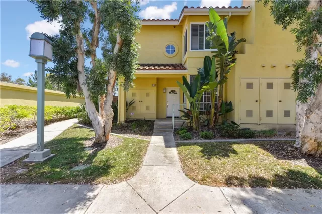 MLS: OC24138023 Condo For Sale