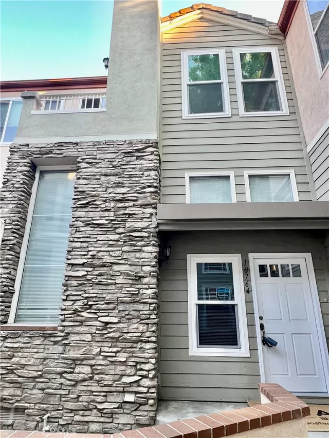 MLS: OC24142124 Condo For Sale