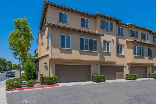 MLS: OC24144688 Condo For Sale