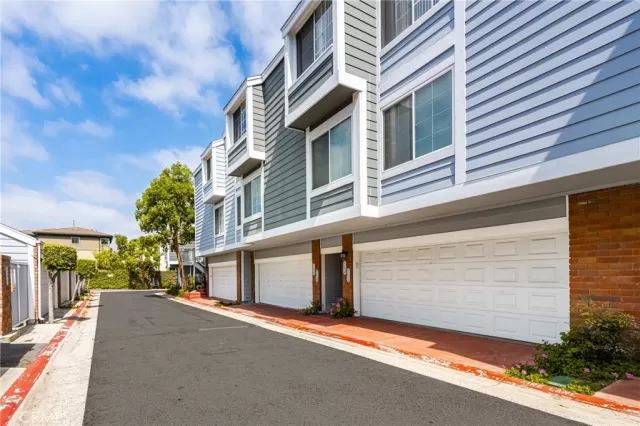 MLS: OC24145876 Condo For Sale