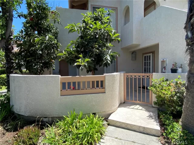 MLS: OC24149389 Condo For Sale
