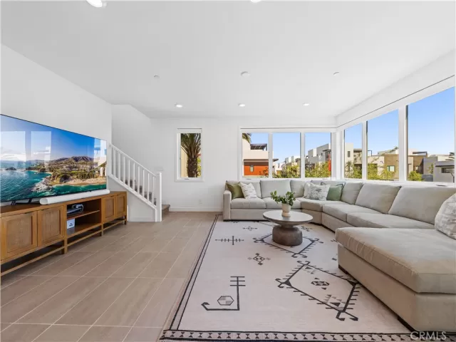 MLS: OC24153118 Condo For Sale