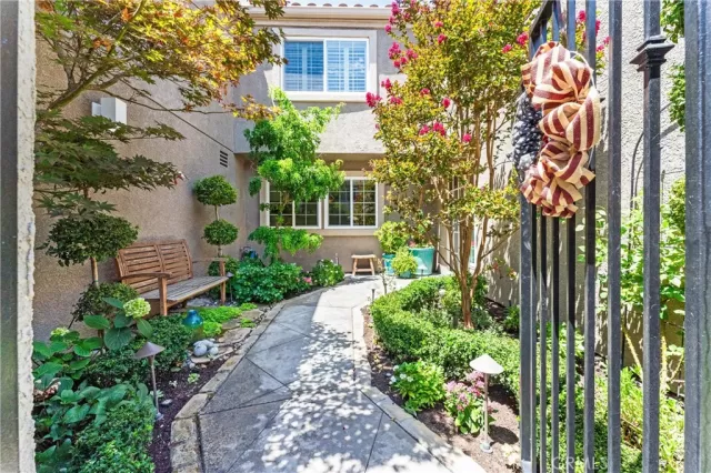 MLS: OC24154976 Condo For Sale