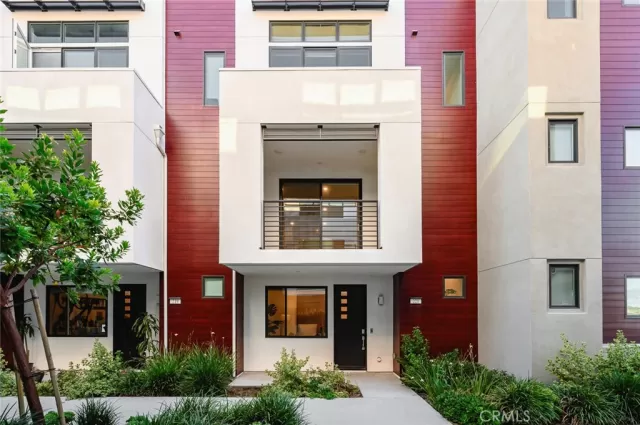 MLS: OC24156411 Condo For Sale