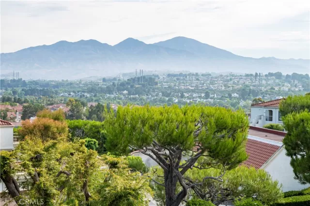 MLS: OC24159728 Condo For Sale