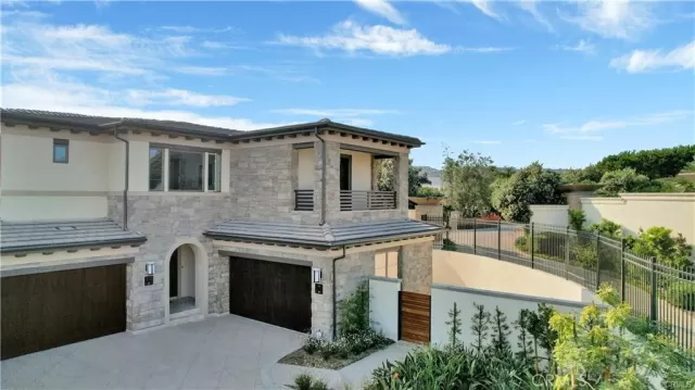 MLS: OC24167093 Condo For Sale