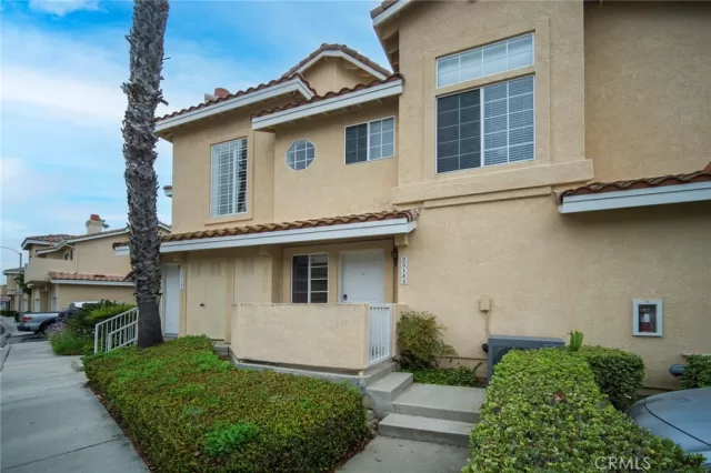 MLS: OC24182079 Condo For Sale