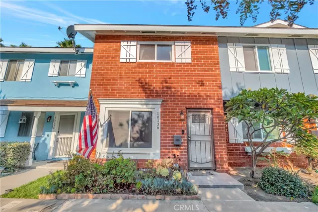 MLS: OC24183399 Condo For Sale