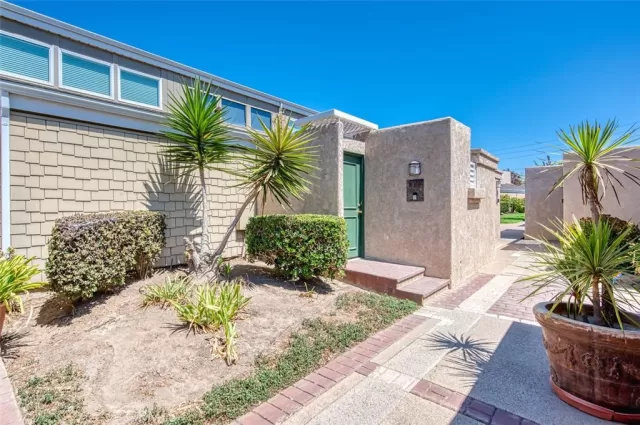 MLS: OC24187023 Condo For Sale