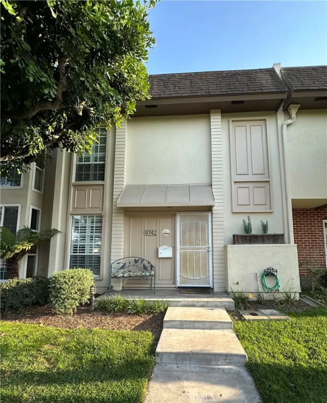 MLS: OC24187727 Condo For Sale