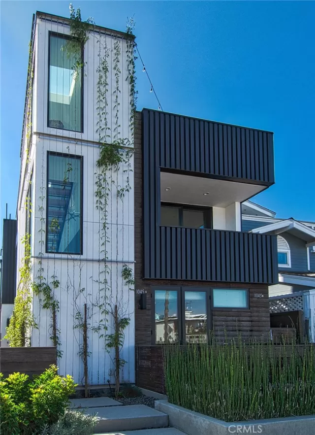 MLS: OC24193805 Condo For Sale