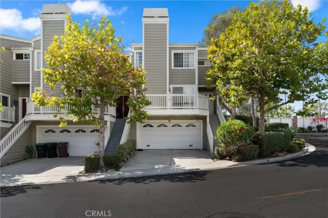 MLS: OC24194164 Condo For Sale