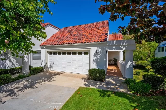 MLS: OC24198344 Condo For Sale