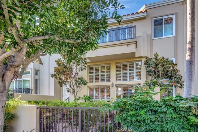 MLS: OC24210046 Condo For Sale