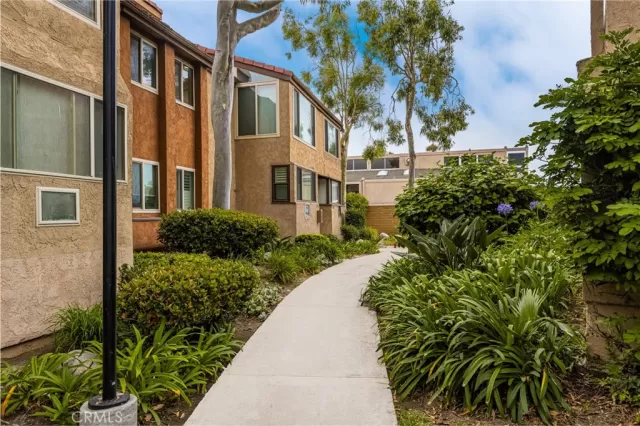 MLS: OC24213311 Condo For Sale