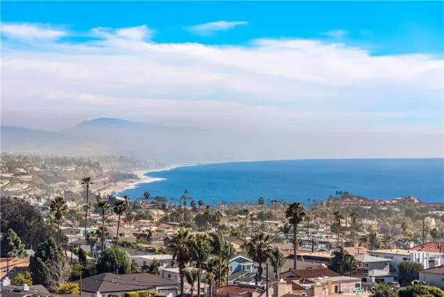 MLS: OC24233339 Condo For Sale