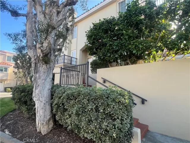 MLS: OC24244113 Condo For Sale