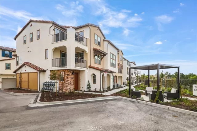 MLS: OC24249334 Condo For Sale