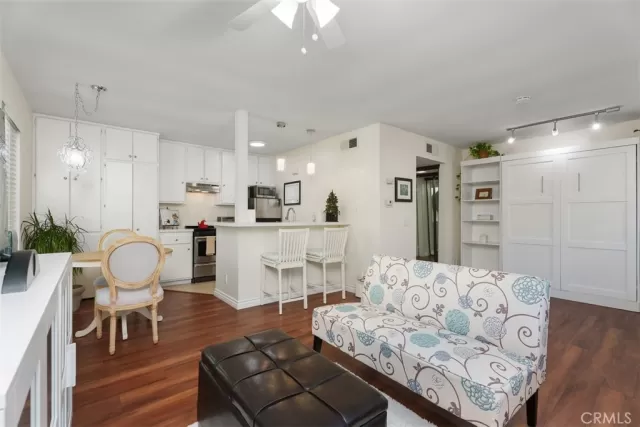 MLS: OC24253118 Condo For Sale