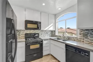 Photo #4: OC24253302 Listing 