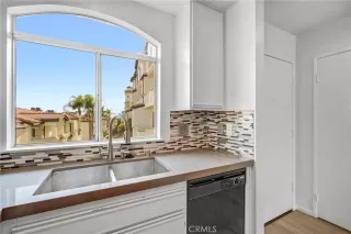 Photo #5: OC24253302 Listing 