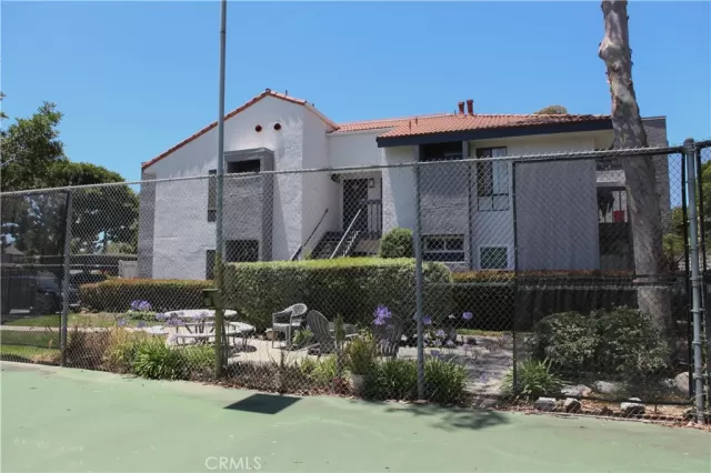 MLS: OC24254901 Condo For Sale