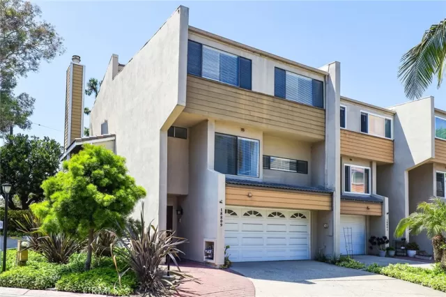 MLS: OC25070907 Condo For Sale