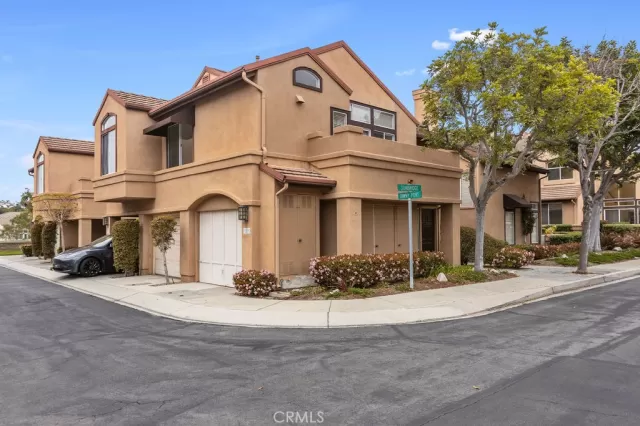 MLS: OC25072403 Condo For Sale