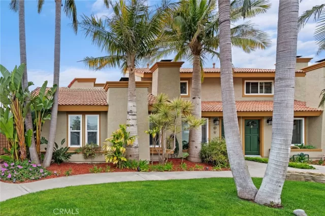 MLS: OC25081911 Condo For Sale