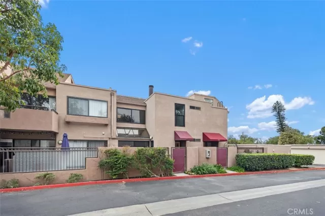 MLS: OC25085998 Condo For Sale