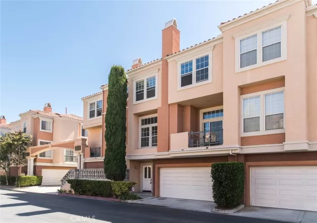 MLS: OC25146519 Condo For Sale