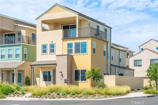 MLS: OC25162001 Condo For Sale