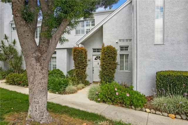 MLS: OC25166302 Condo For Sale