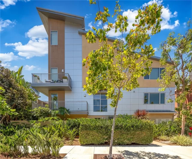 MLS: OC25170381 Condo For Sale