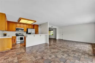 Photo #4: OC25183116 Listing 